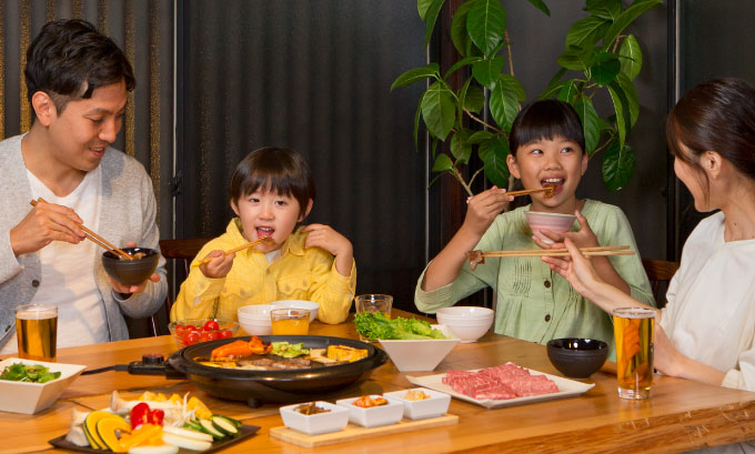 焼肉を食べる家族