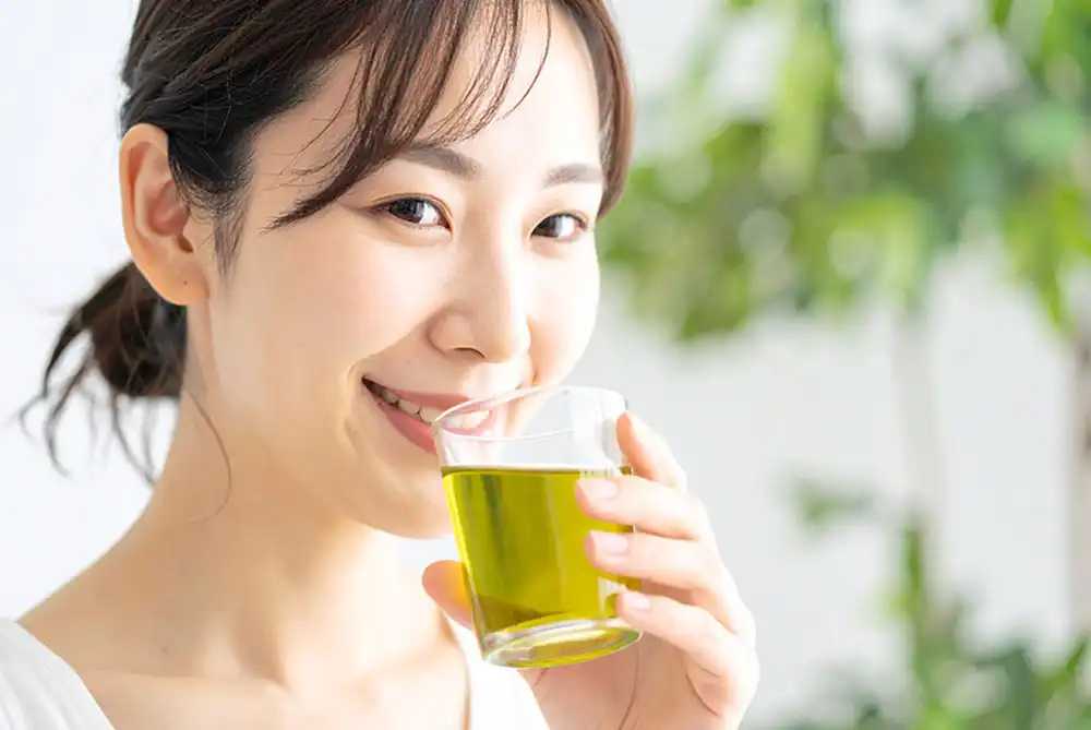 緑茶を飲む女性