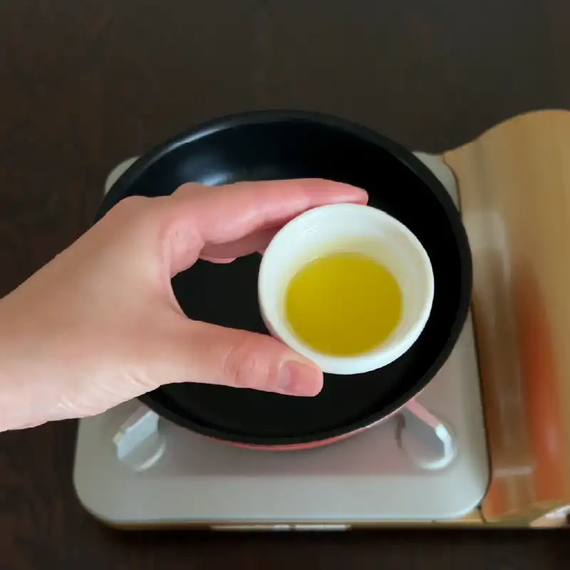 うなぎのリエットをつくる　オリーブオイルを入れる