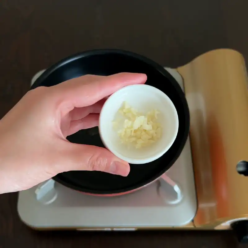 うなぎのリエットをつくる　にんにくを入れる