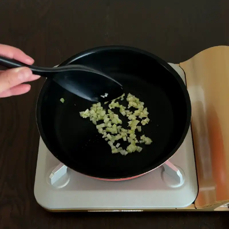 うなぎのリエットをつくる　弱火で炒める