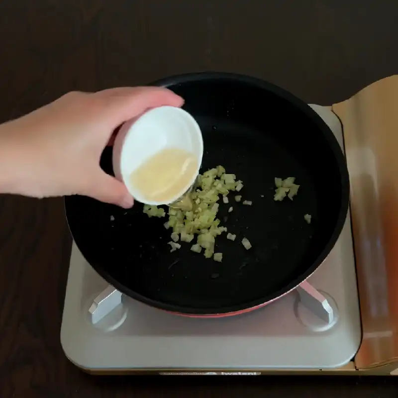 うなぎのリエットをつくる　白ワインを入れる