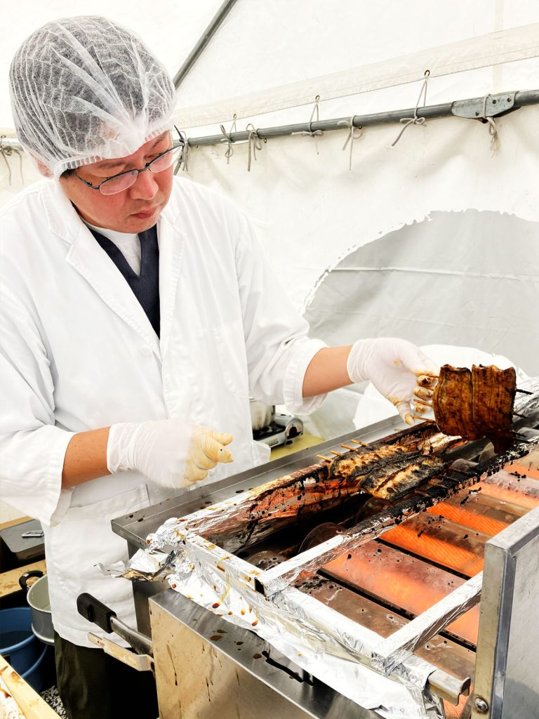 蒲焼を焼くうなぎ博士