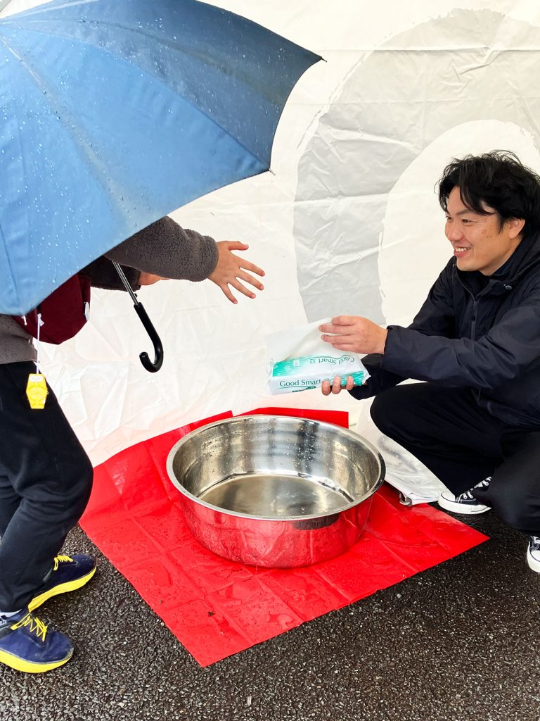 お子さまもうなぎおさわり体験