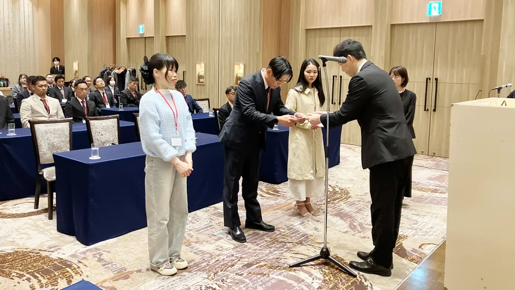 大五通商入社式の様子